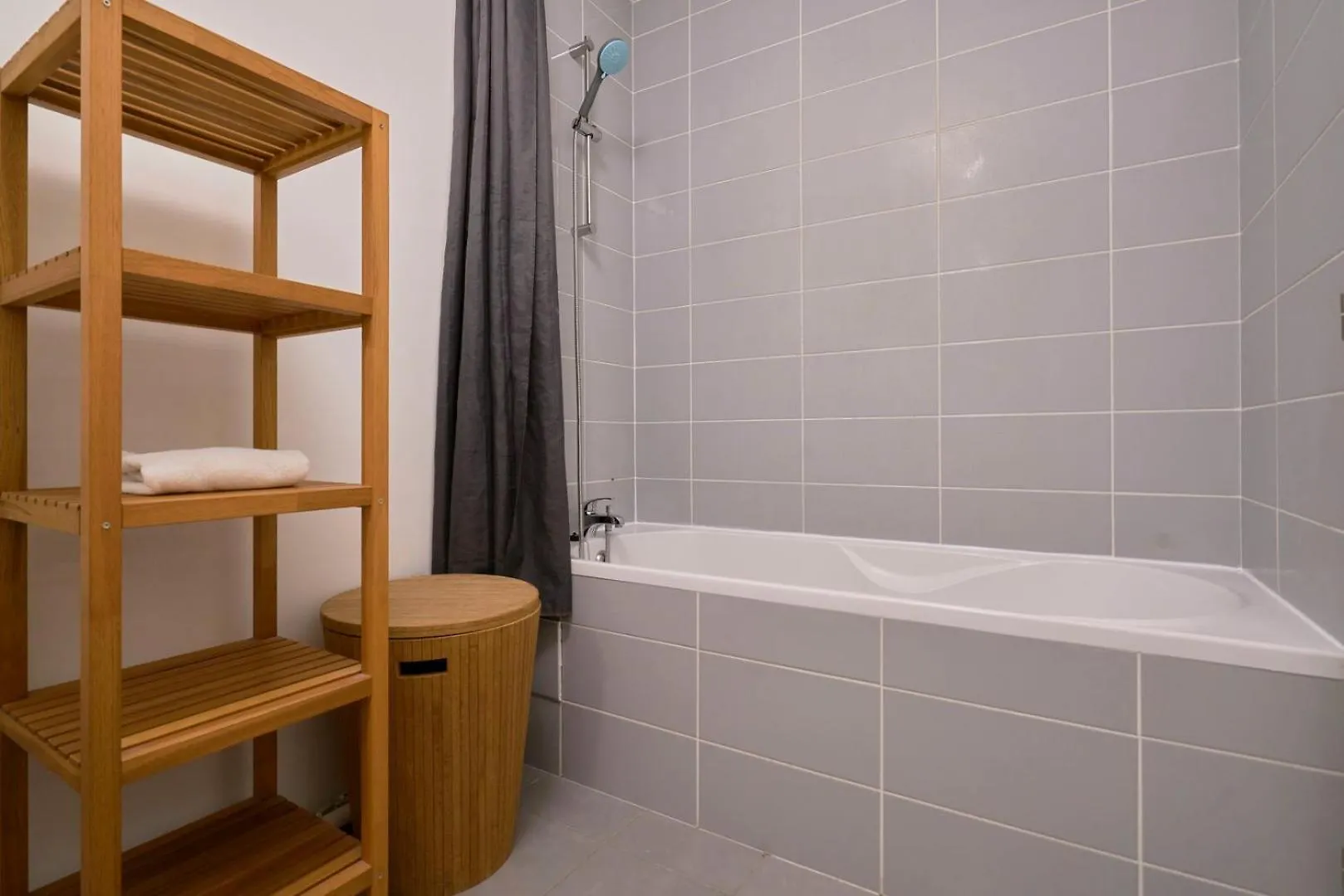 Appartement Proche Metro & 2 Balcons + Parking Rijsel 0*,